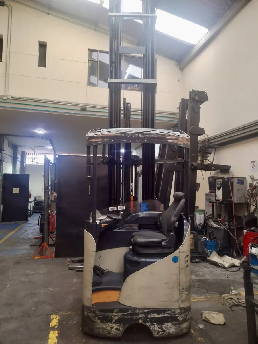 Montacargas retráctil de mástil alto en taller